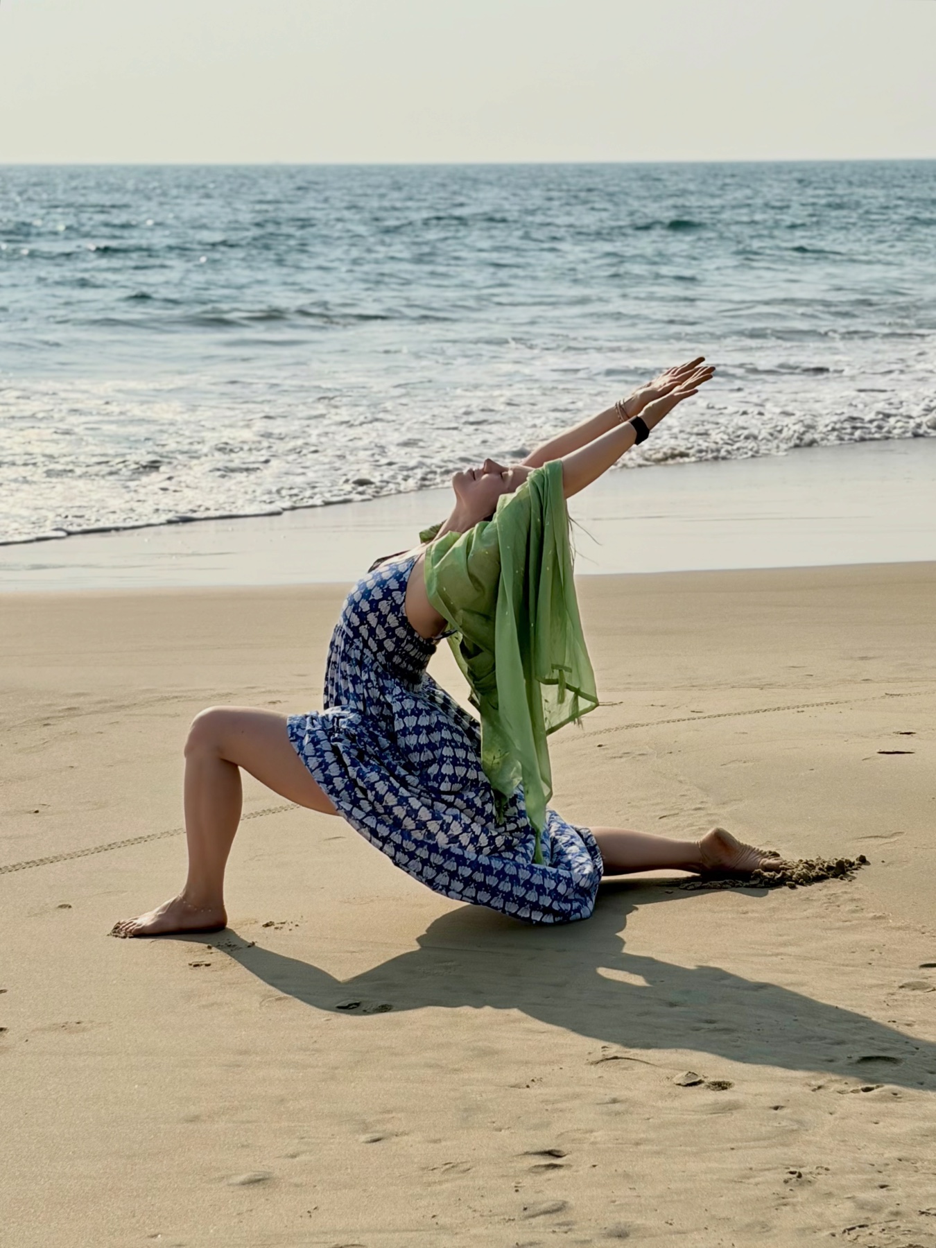 Alice Molardi en fente et en extension sur la plage
