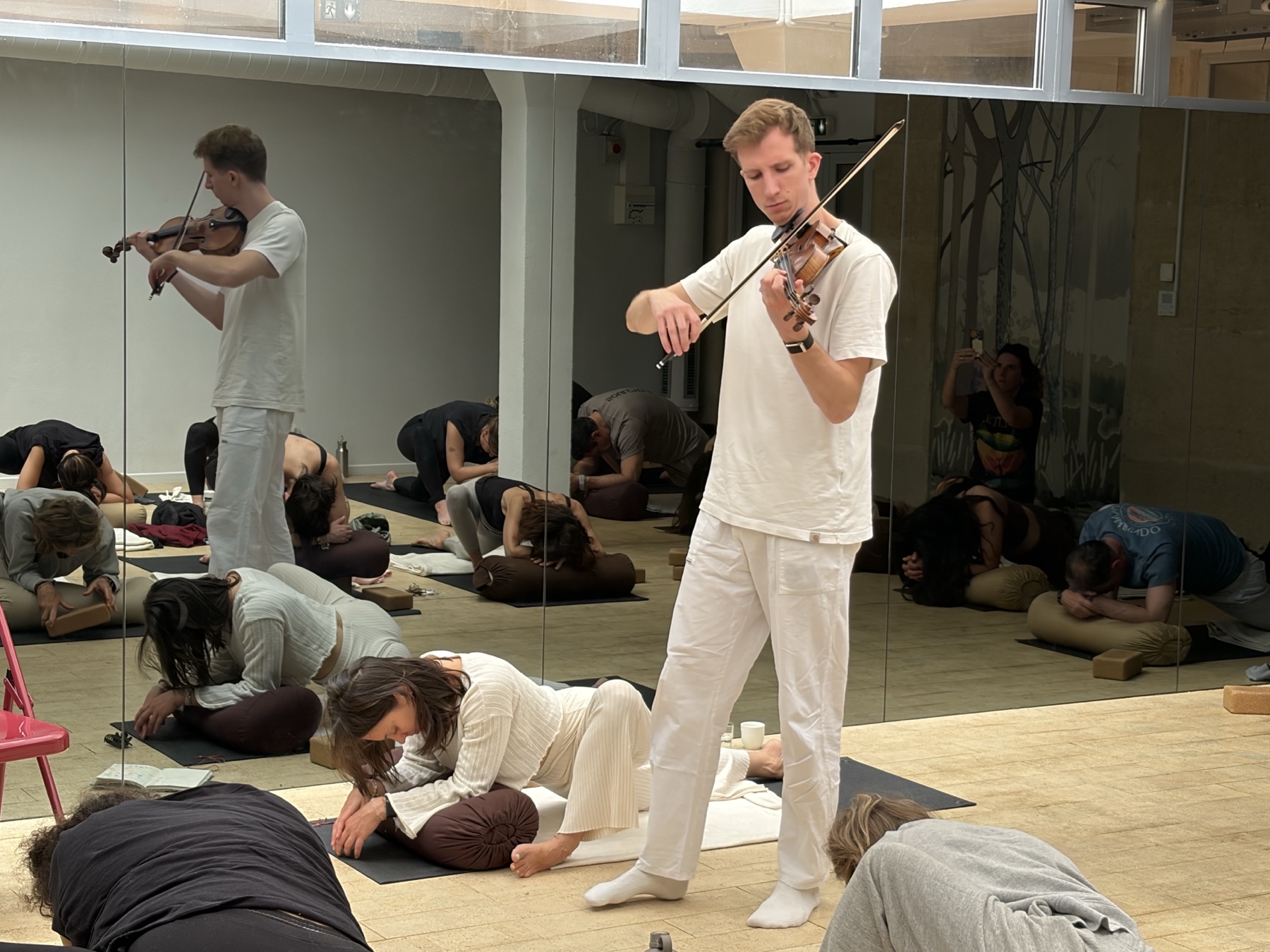 Violon joué pendant une pratique de Yin yoga