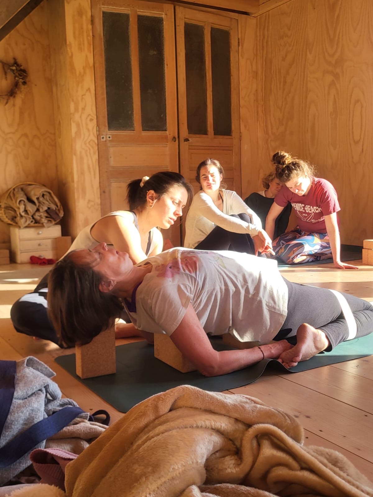 Alice Molardi transmettant une technique de massage