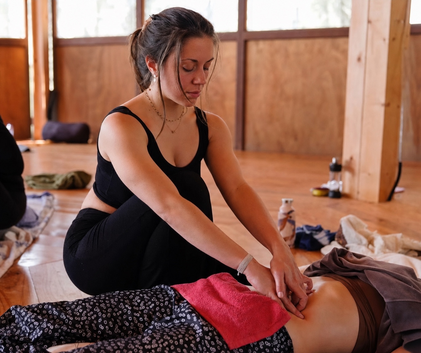 Alice Molardi pratique un massage abdominal profond