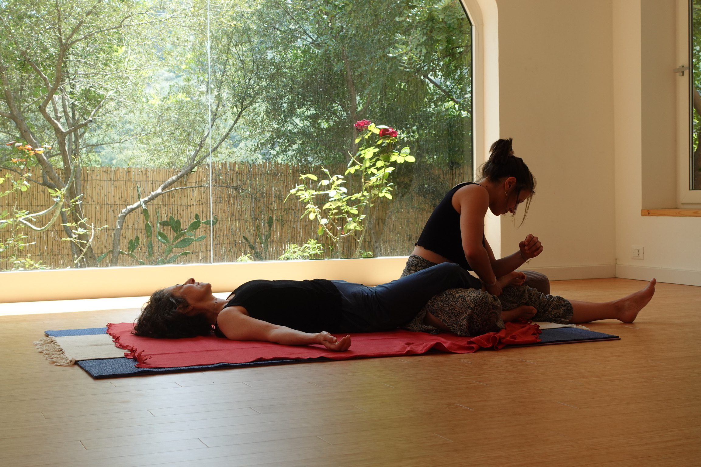 Alice Molardi pratique un massage thaï traditionnel en Sicile