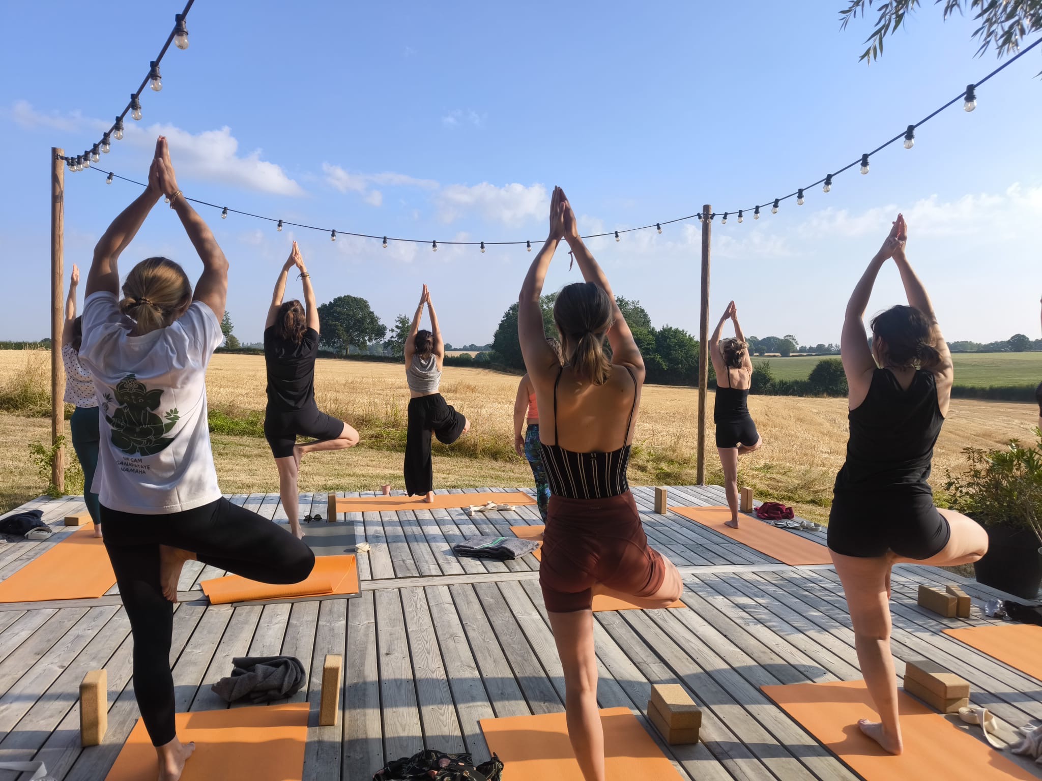 Pratique de yoga en plein air à La Maison Vivante