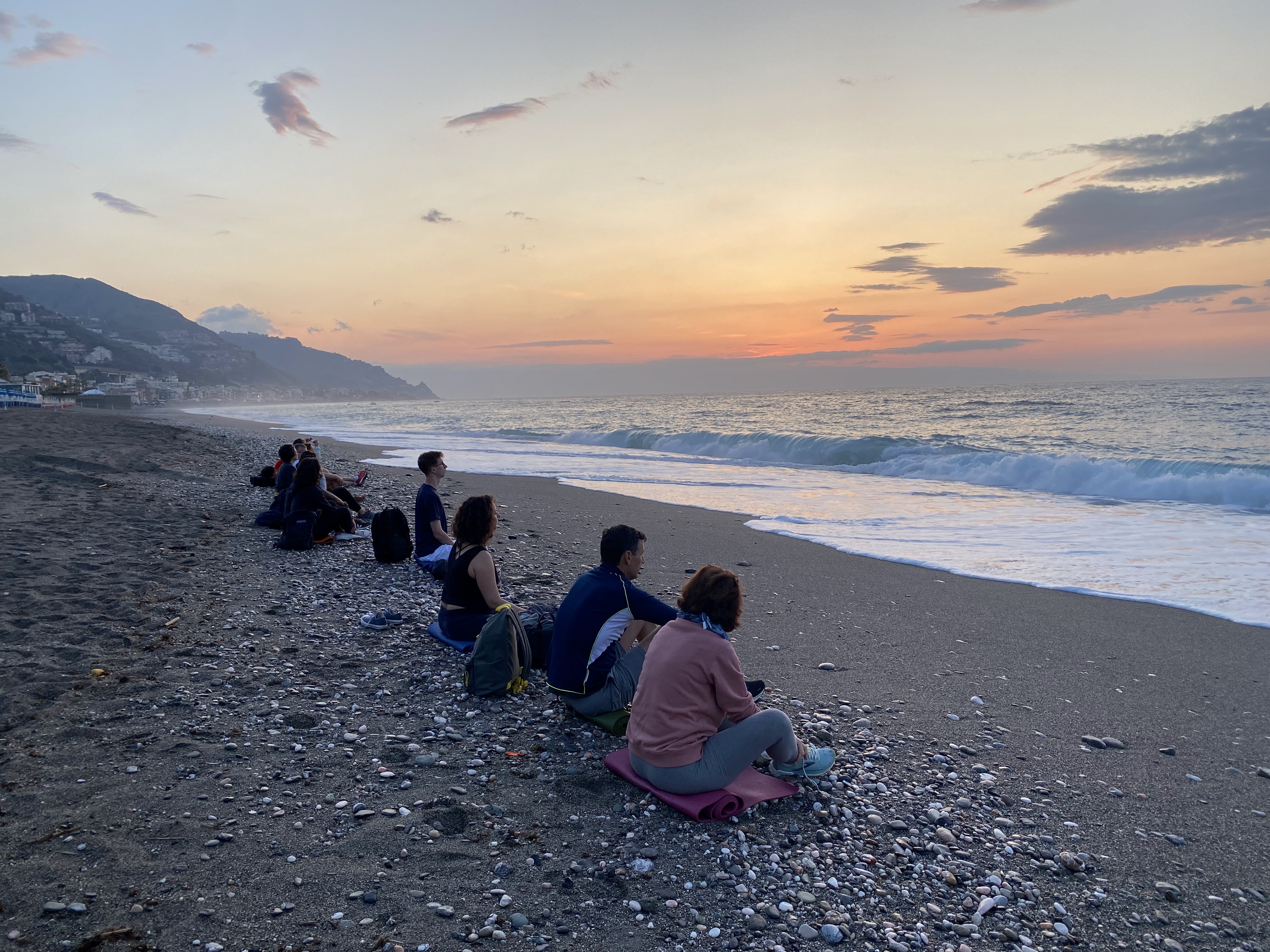 Pratique au coucher du soleil sur une plage de Sicile