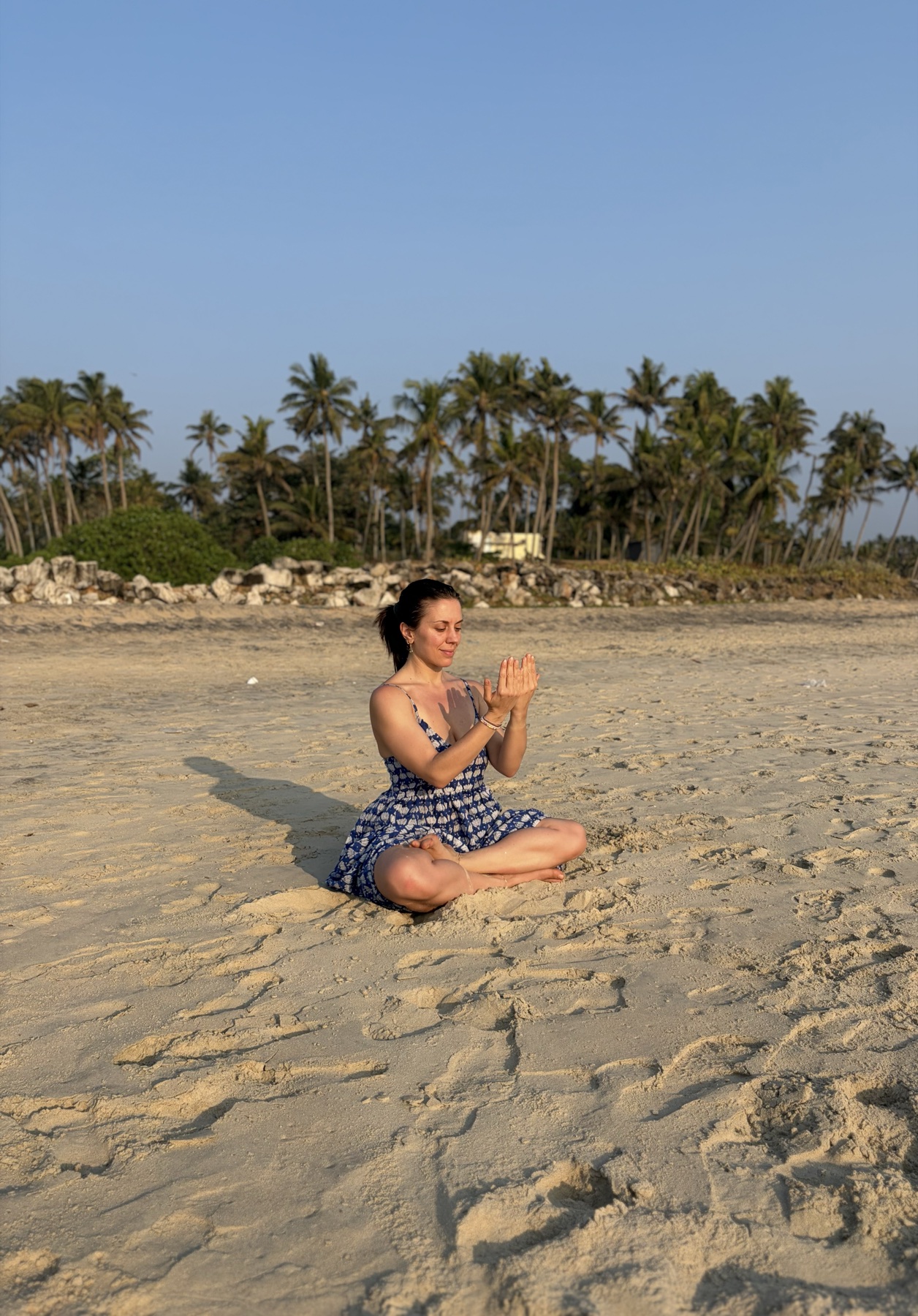 Alice Molardi assise en méditation sur une plage